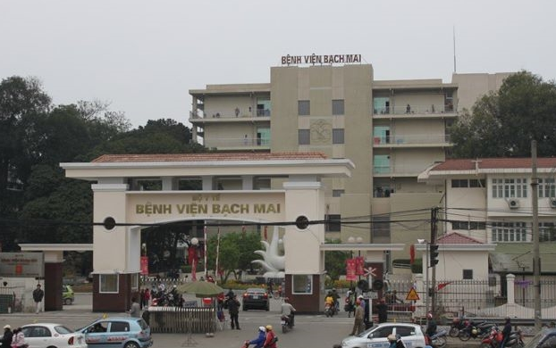Cổng bệnh viện Bạch Mai