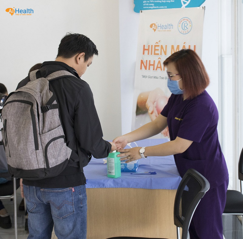 Khách hàng được sát khuẩn tay và phát khẩu trang miễn phí trước khi check-in Khách hàng được sát khuẩn tay và phát khẩu trang miễn phí trước khi check-in